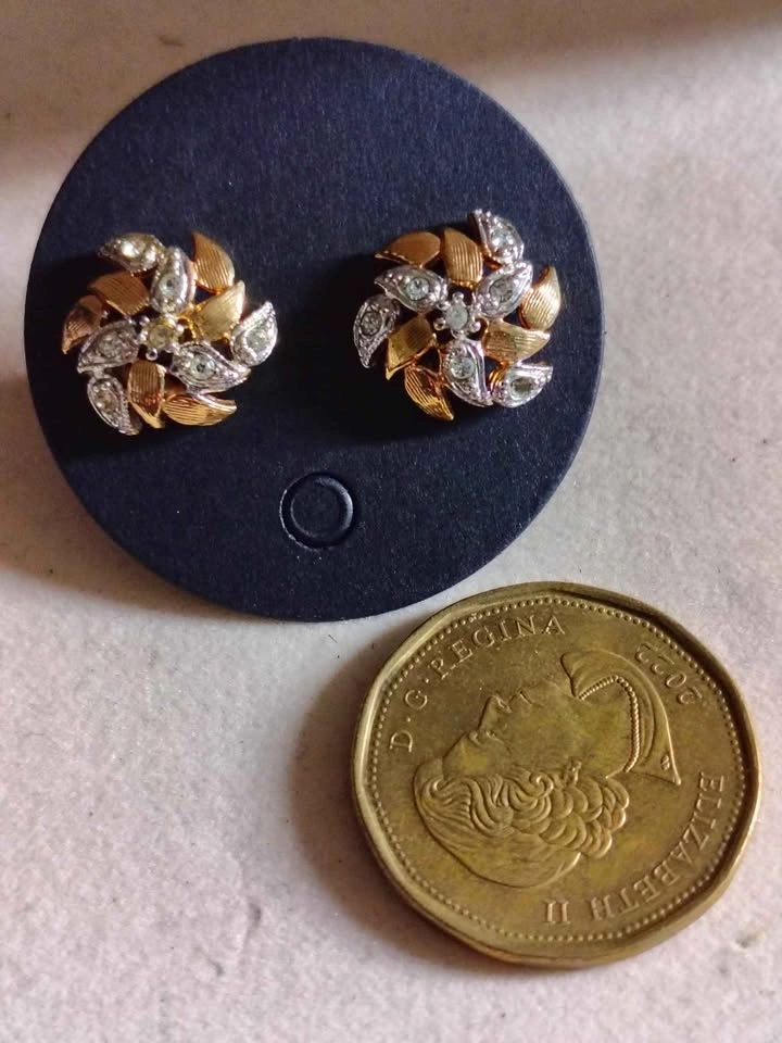 Vintage Mid-Century Two-Tone Rhinestone Pinwheel Earrings - photo 2
