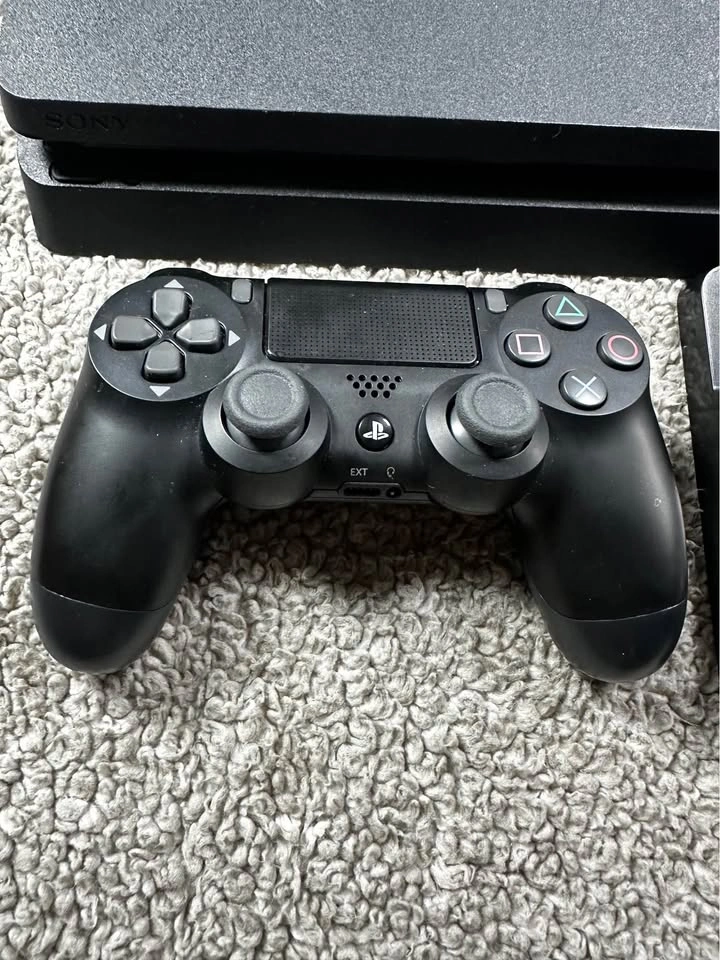 PS4 1tb Console Bundle w Controller & Charger - photo 3