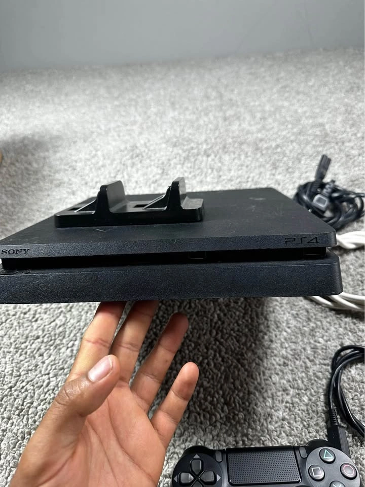 PS4 1tb Console Bundle w Controller & Charger - photo 4