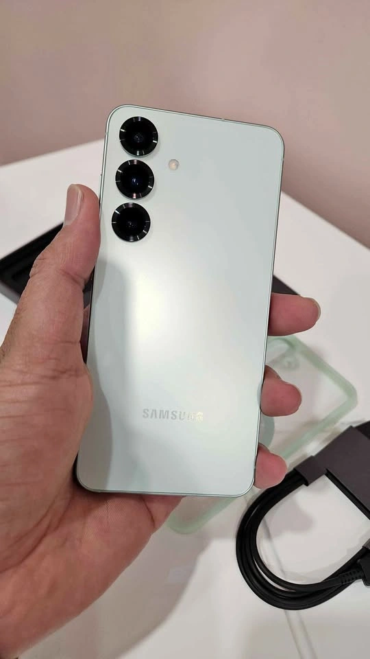 Samsung S25 – Mint Condition, Like New