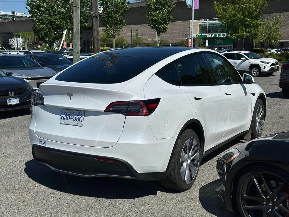2023 Tesla Model Y Standard Range RWD - photo 2