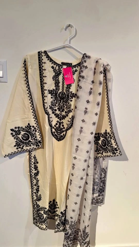 Pakistani suit size medium or small fits brand news