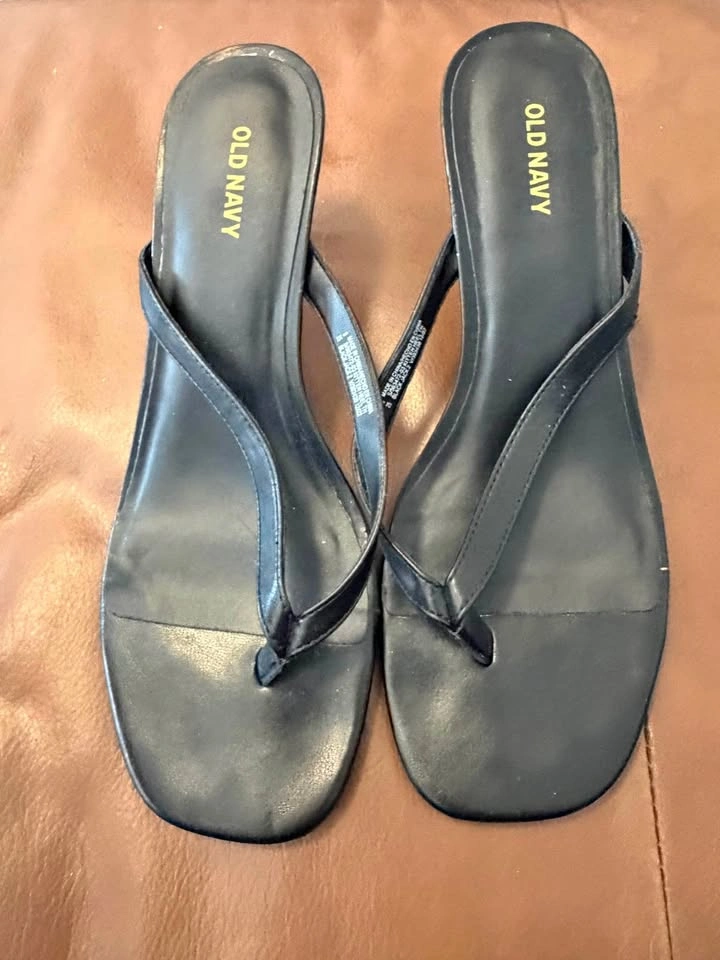 Old Navy Kitten Heel Thong Sandals - 8