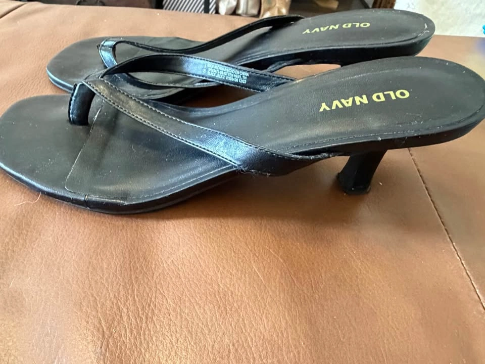Old Navy Kitten Heel Thong Sandals - 8 - photo 2