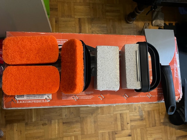 22” Blackstone Griddle with 8 piece cleaning set - photo 3