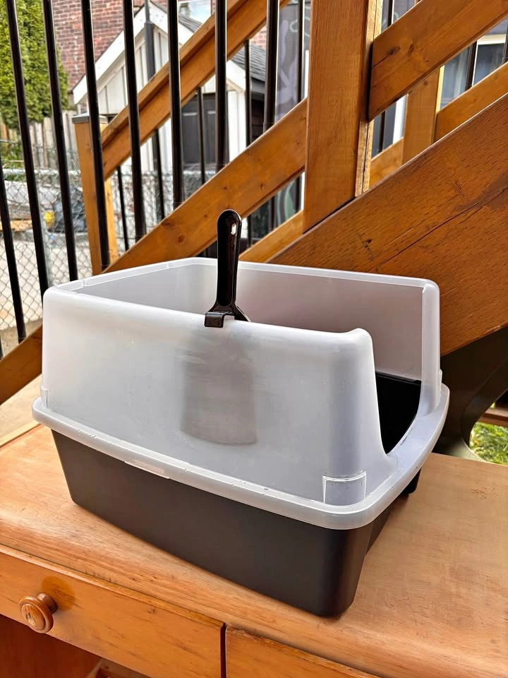 Litter box with scoop + litter mat
