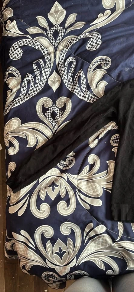 Guess Black Rhinestone Logo Sweater Small - photo 3