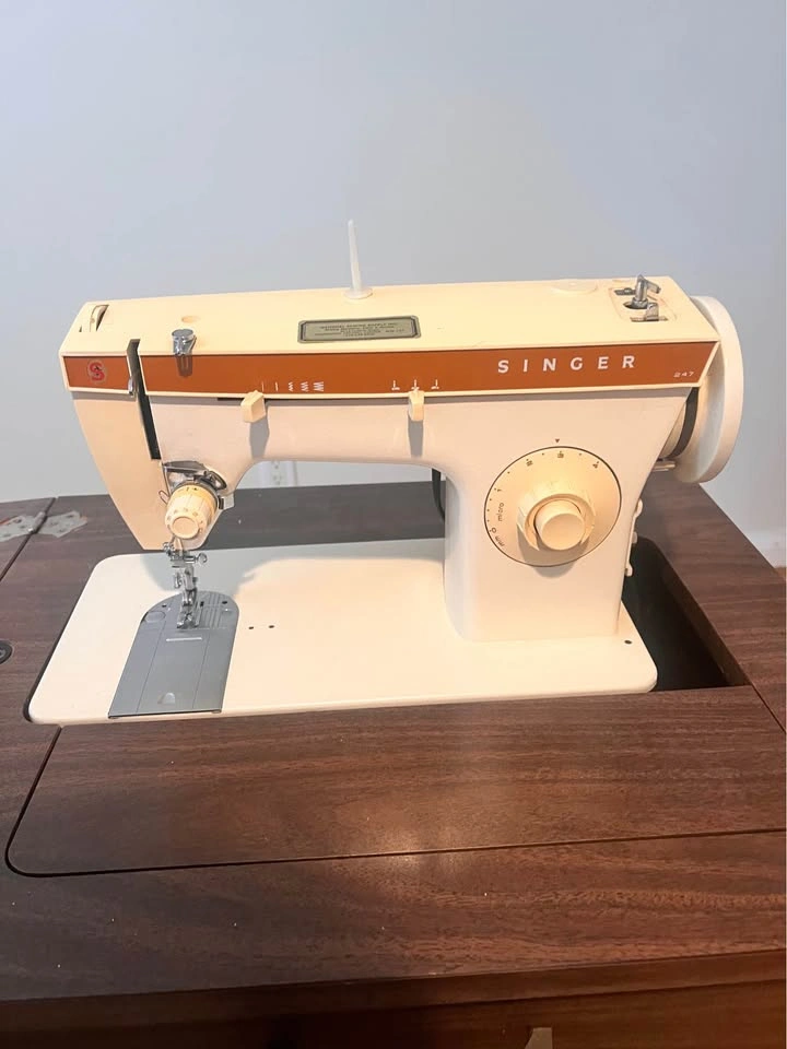 Singer Vintage Sewing Machine - photo 2