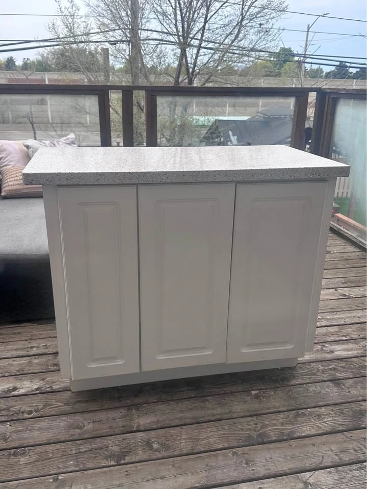Kitchen Island with Quartz Top