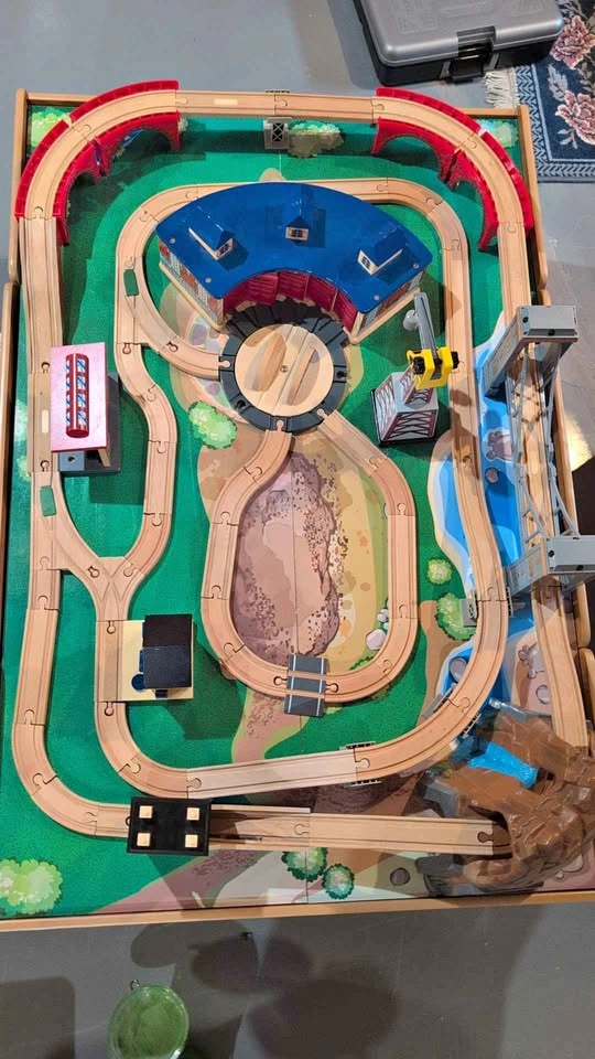 Imaginarium Train Table with Train