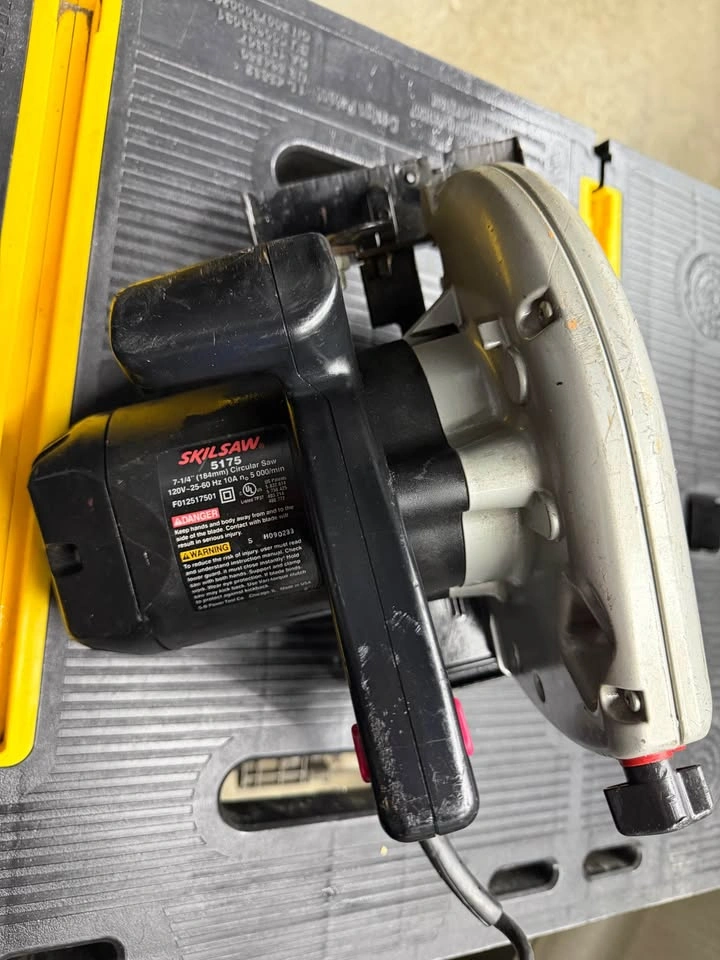 SKILSAW 10 Amp Circular Saw – Works Great - photo 2