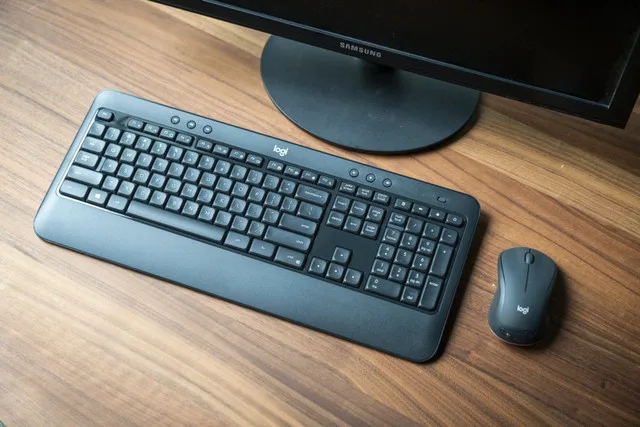 Logitech MK540 Wireless Keyboard and Mouse thumbnail