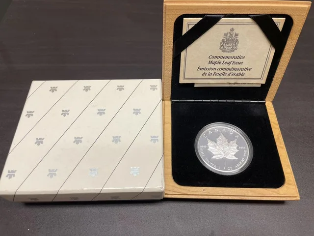 1989 COMMEMORATIVE $5 MAPLE LEAF ISSUE COIN PROOF thumbnail