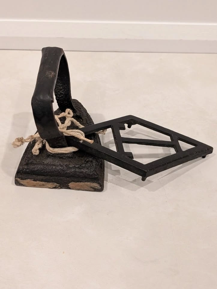 Vintage T. Eaton Co. Cast Iron Sad Iron & Trivet Set - photo 3