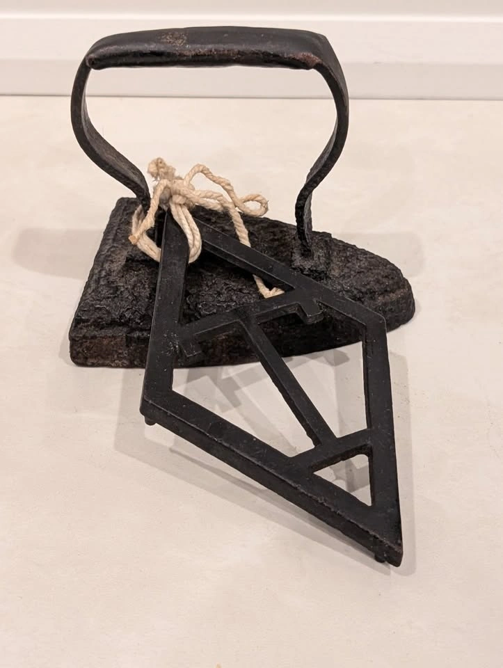 Vintage T. Eaton Co. Cast Iron Sad Iron & Trivet Set - photo 4