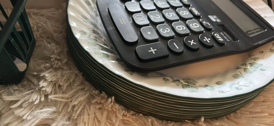 Plates, cutlery, calculator, mugs, glasses - photo 3