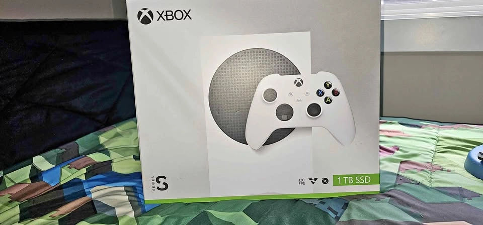 Xbox Series S 1TB (White) - Excellent Condition w/ Battery Pack