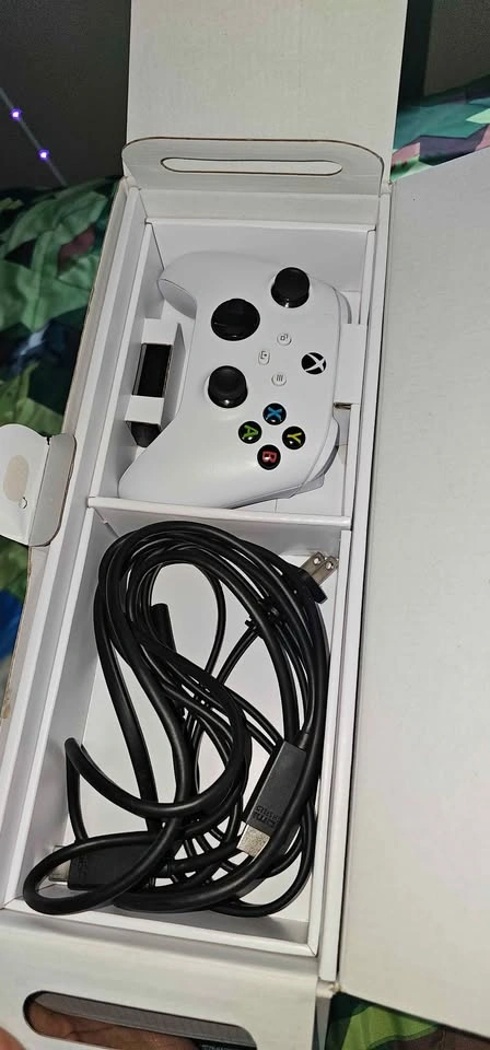 Xbox Series S 1TB (White) - Excellent Condition w/ Battery Pack - photo 2