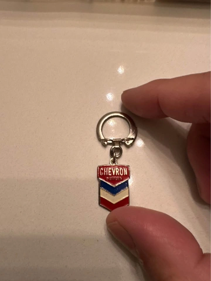 Vintage Chevron Dealer Enamel Metal Fob Keychain Ring - photo 3