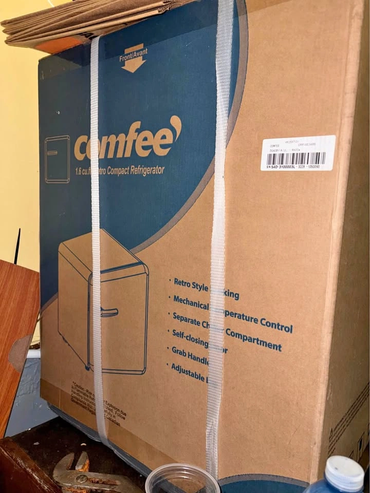 Brand New Comfee 1.6 cu. ft. Retro Mini Fridge - In Box