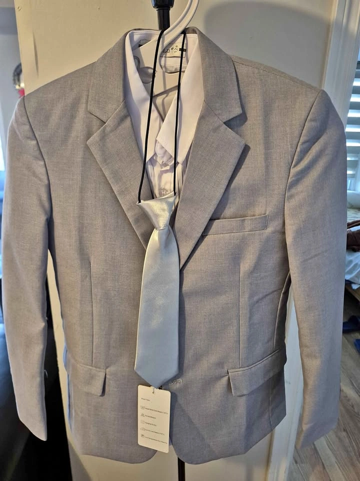 Boys Light Grey 5-Piece Formal Suit Set Size 12 – Brand New
