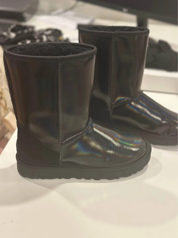 Women black Ugg boots - photo 2