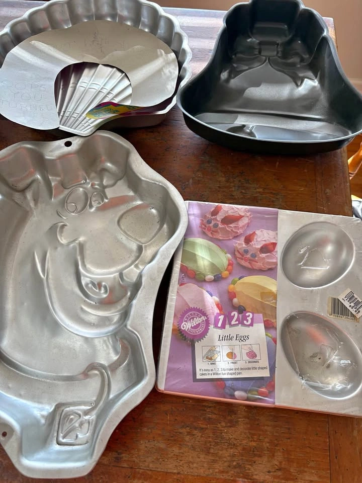Assorted cake pans
