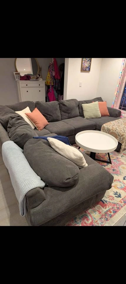 Large sectional couch - photo 2