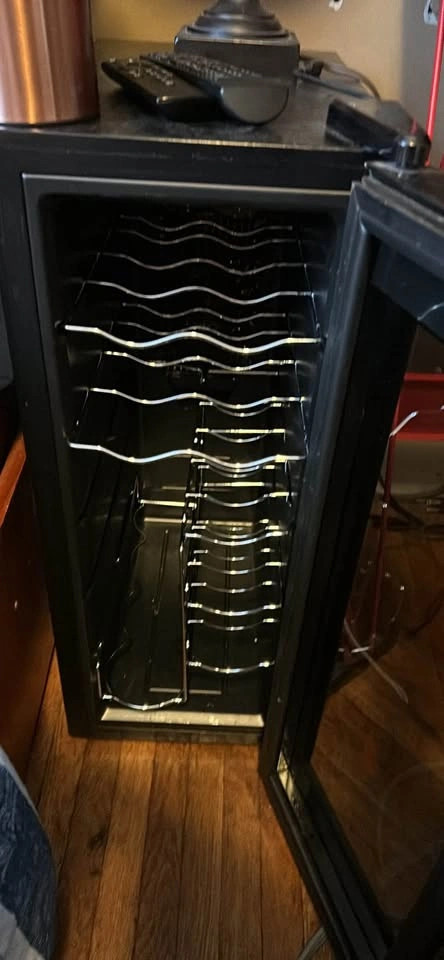 Frigidaire Wine Cooler Frig. - photo 2