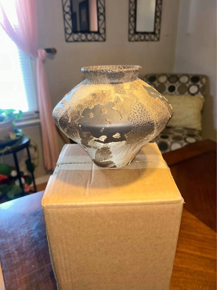 Rusty Ceramic Vase. Cash only please. No Zelle and Mo Venmo.