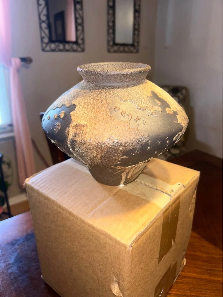 Rusty Ceramic Vase. Cash only please. No Zelle and Mo Venmo. - photo 2
