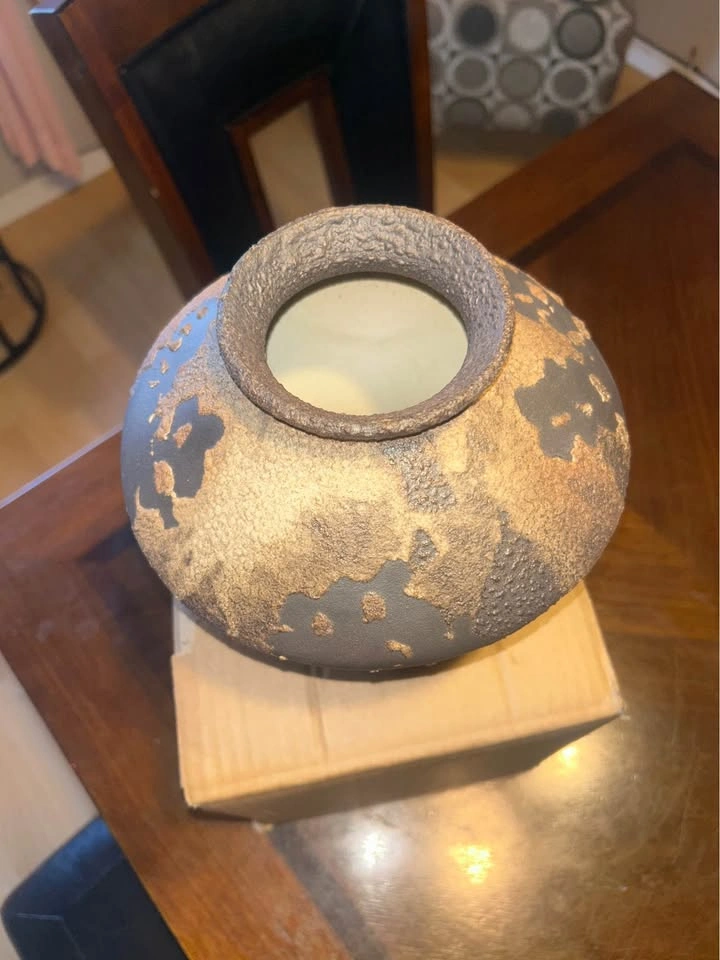 Rusty Ceramic Vase. Cash only please. No Zelle and Mo Venmo. - photo 3