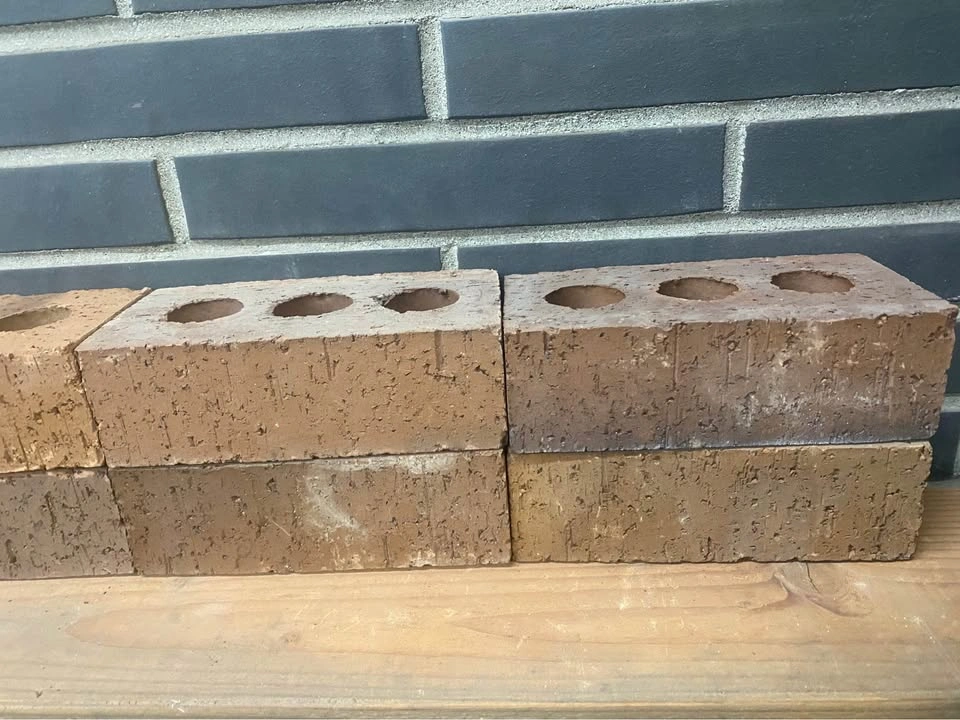1000 Free delivery New Red Clay 3-Hole Bricks - photo 3