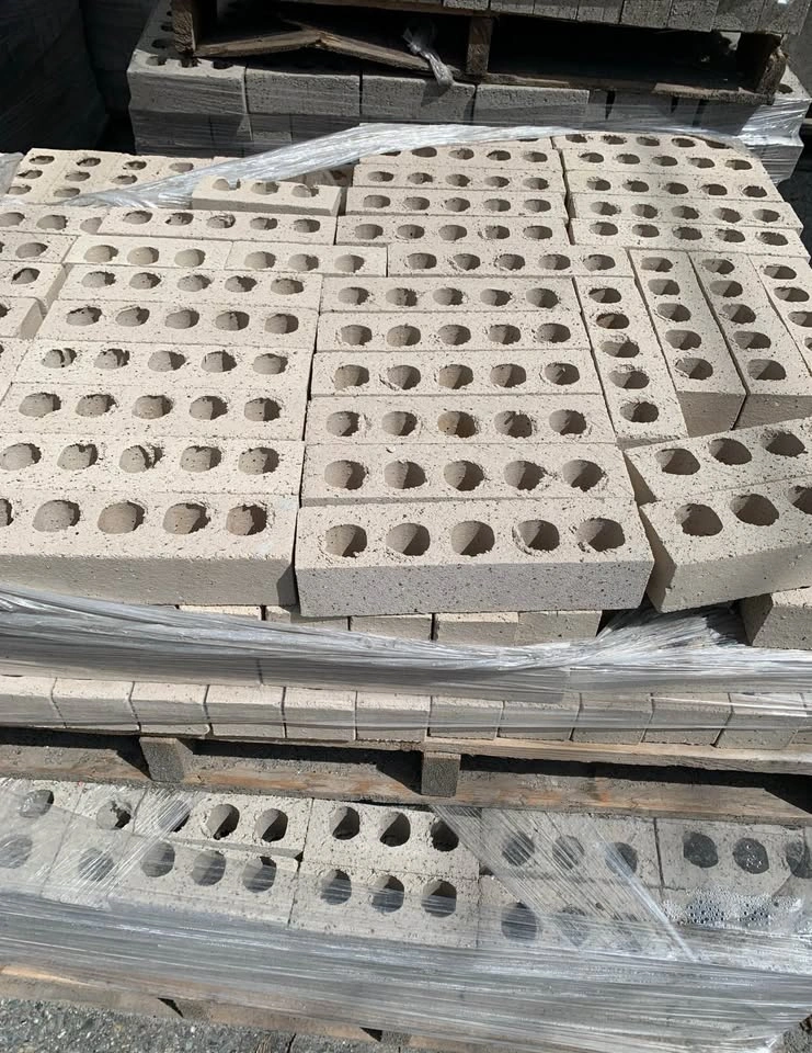 Free delivery New Concrete Cored Bricks - photo 2
