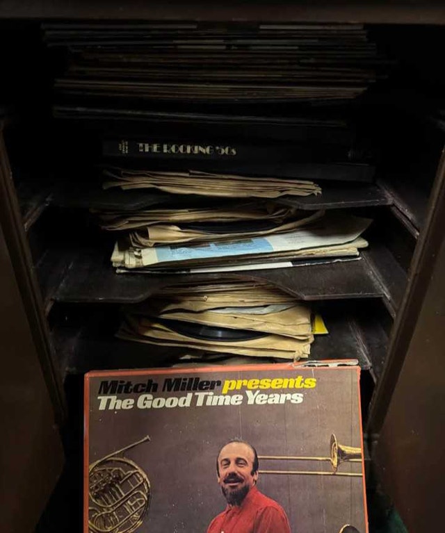 1952 vintage record player & records bundle