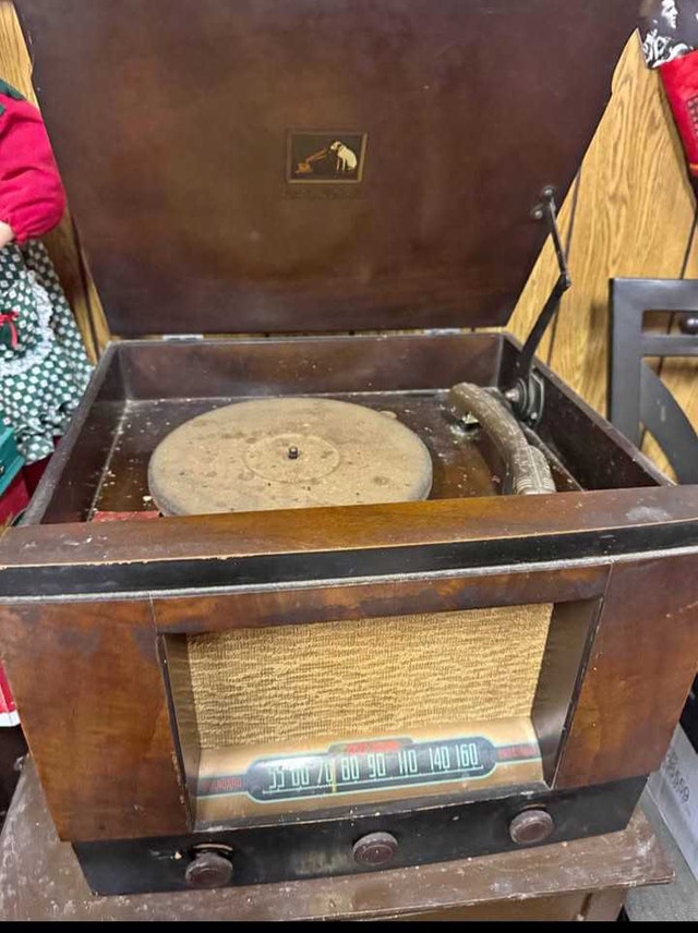1952 vintage record player & records bundle - photo 2