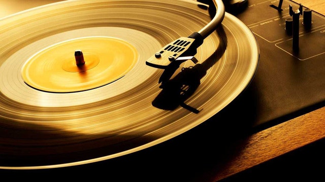 1952 vintage record player & records bundle - photo 3