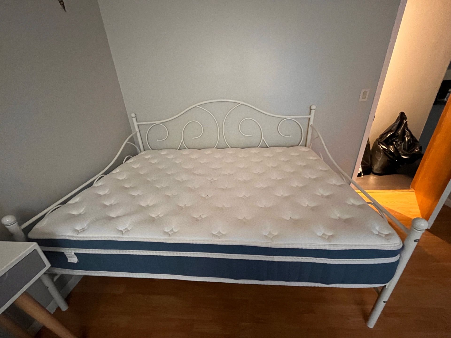 DAY BED BED FRAME AND MATTRESS