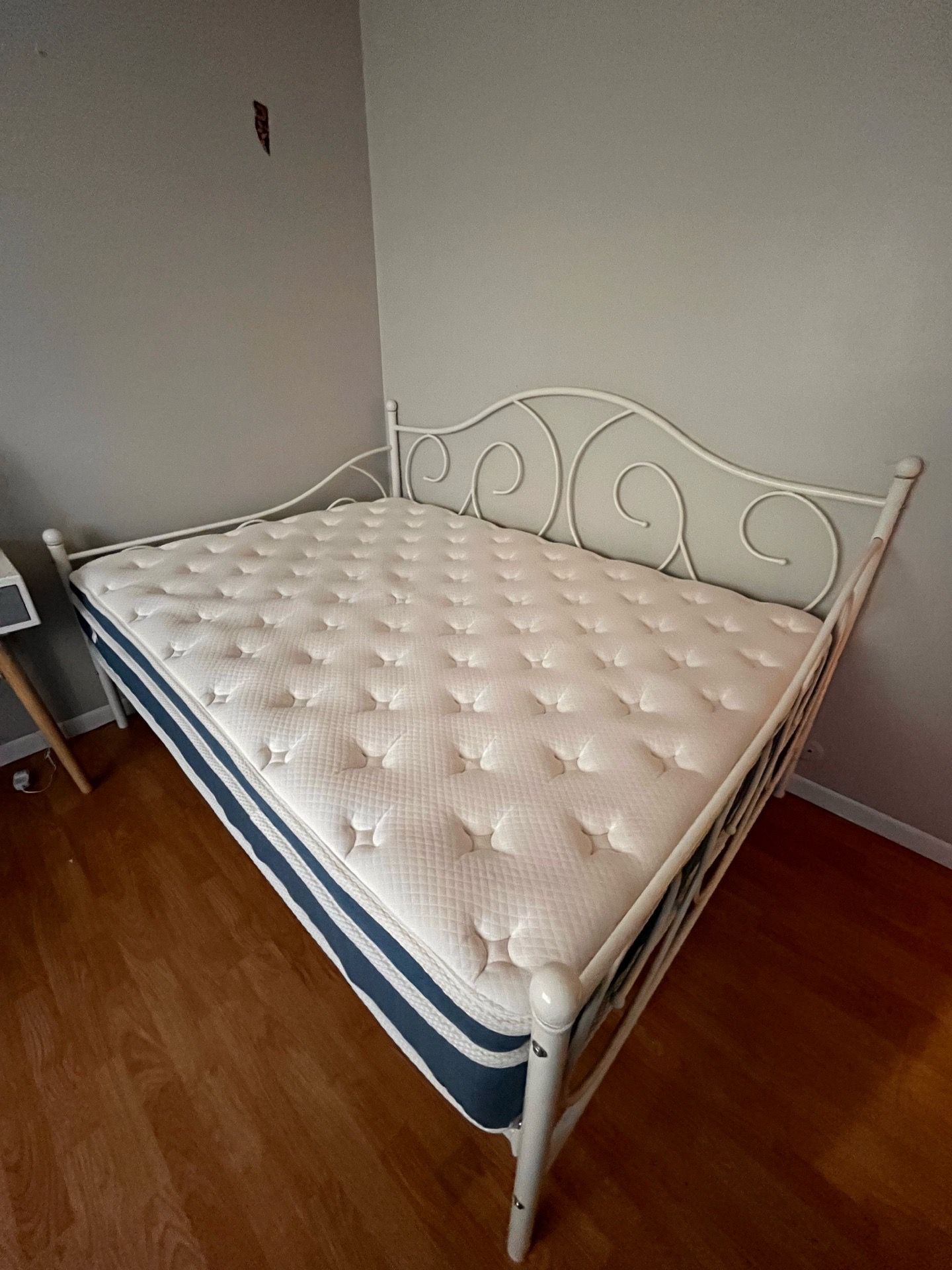 DAY BED BED FRAME AND MATTRESS - photo 2