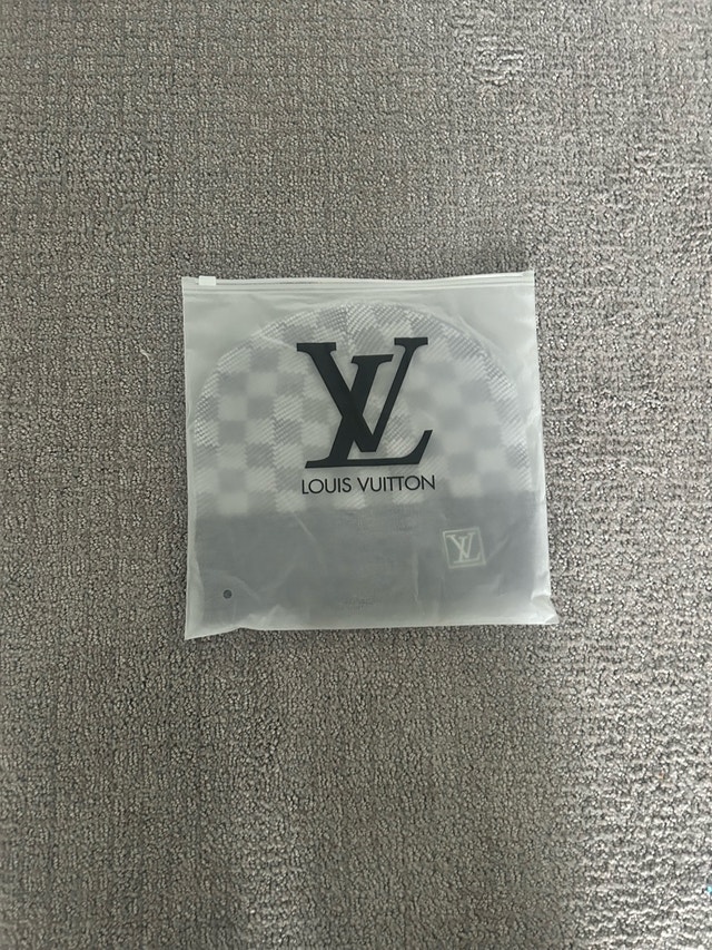 Grey Louis Vuitton Beanie - photo 3