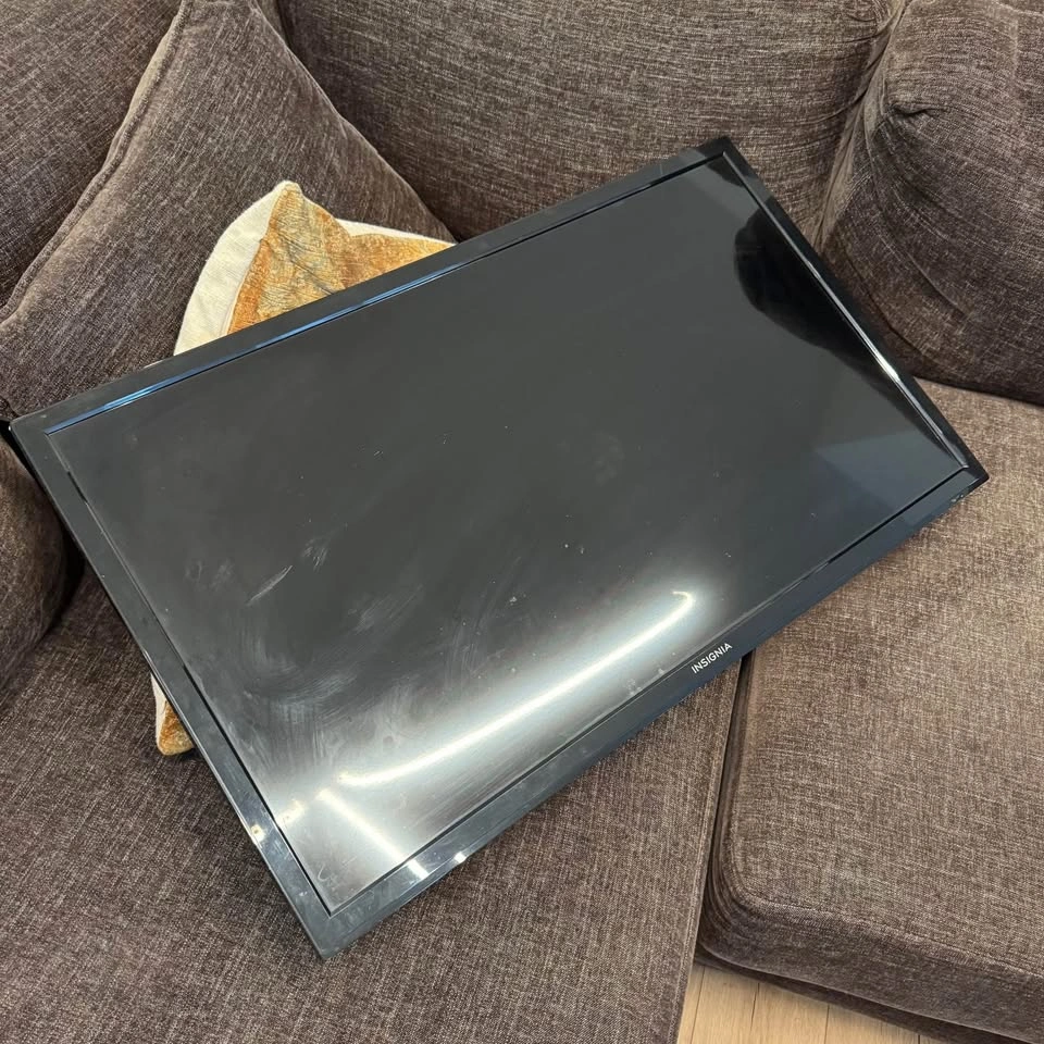 Insignia 32" TV with Wall Mount - photo 2