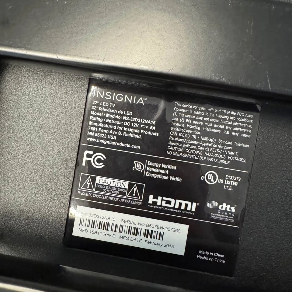 Insignia 32" TV with Wall Mount - photo 4