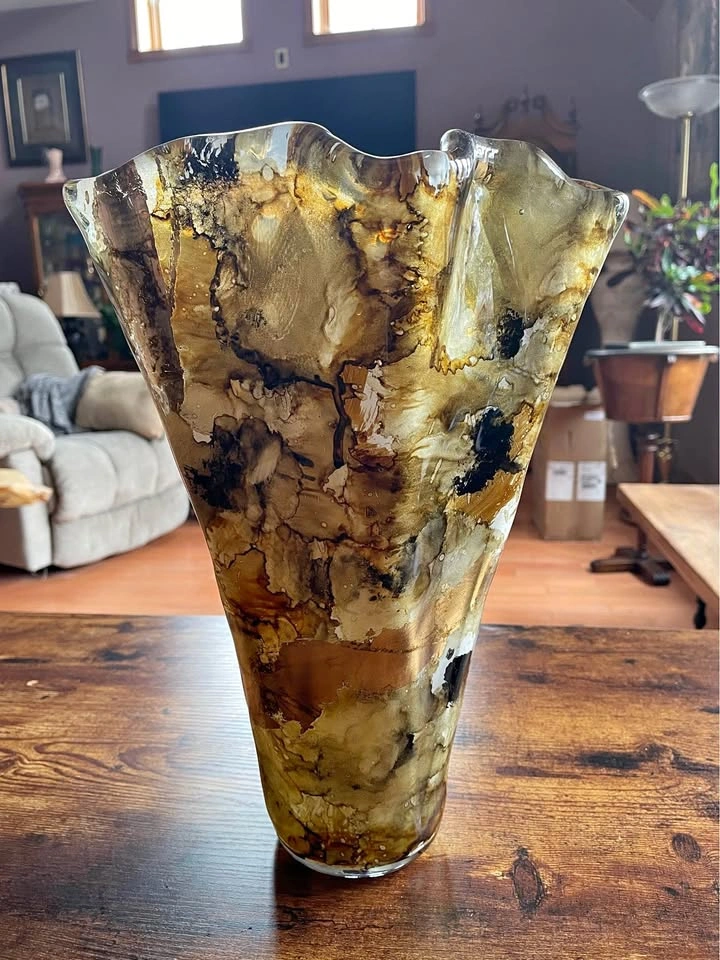 Beautiful Vintage Art Glass Vase