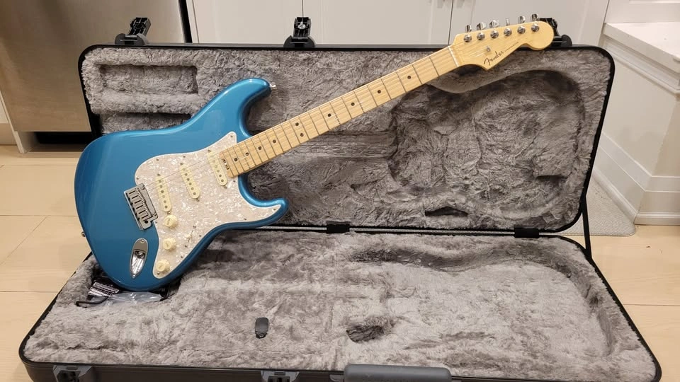 $2400 Fender American Elite Stratocaster Electric Guitar – Ocean - photo 2