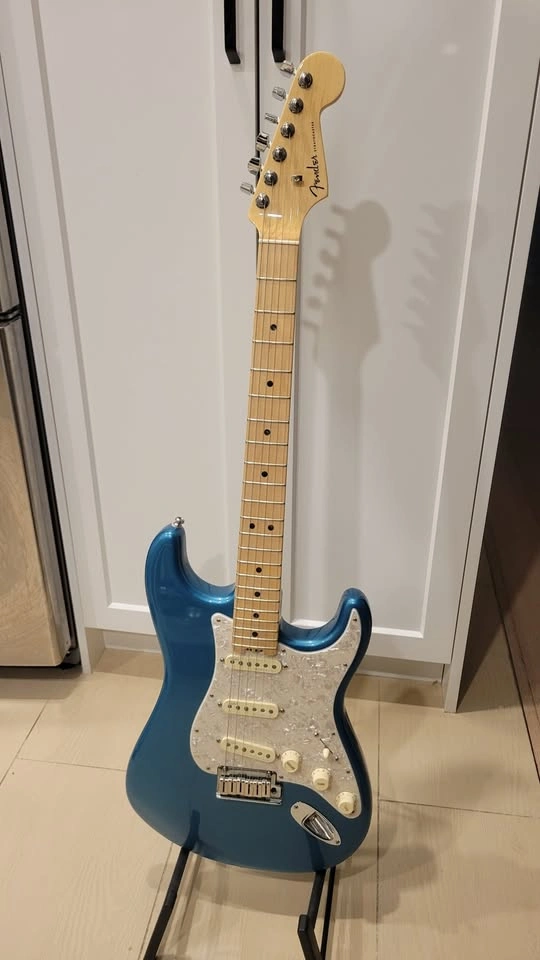 $2400 Fender American Elite Stratocaster Electric Guitar – Ocean - photo 3