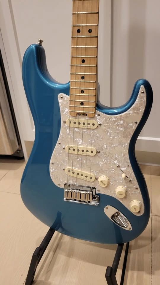 $2400 Fender American Elite Stratocaster Electric Guitar – Ocean - photo 4