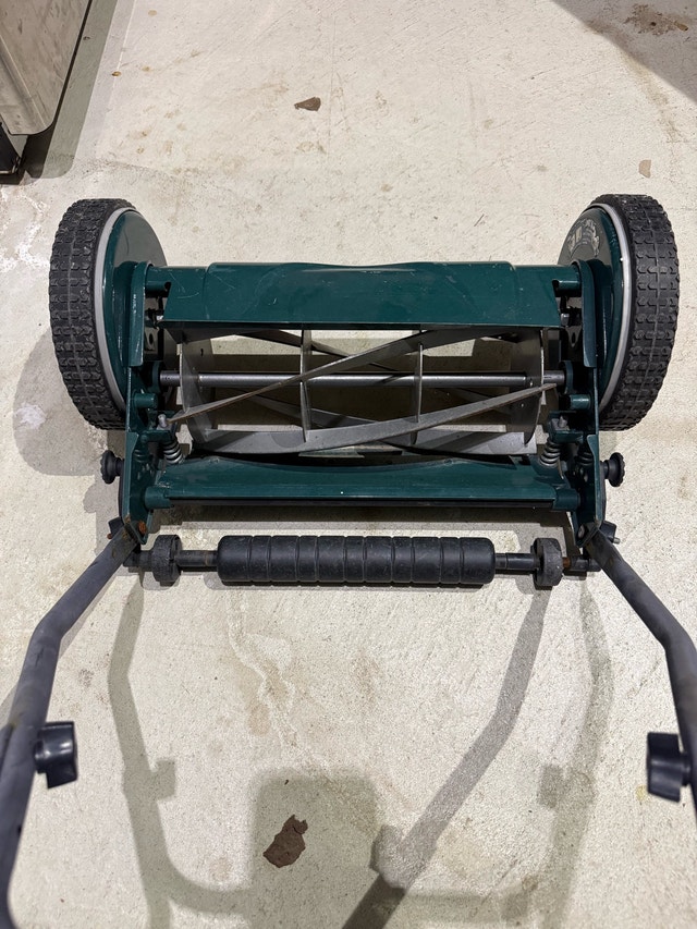 Manuel Lawn Cutter
