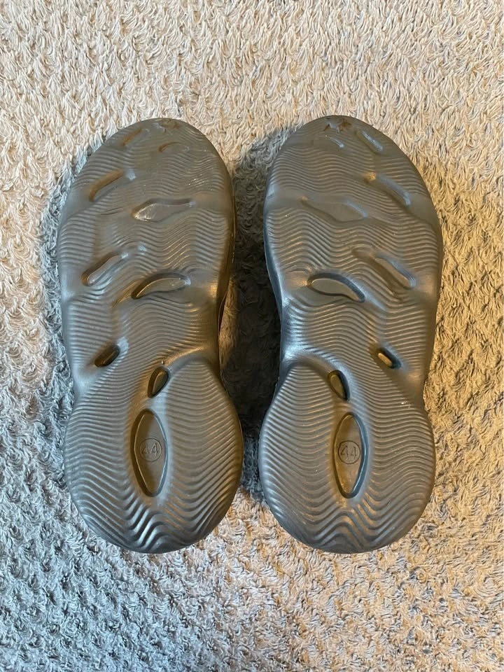 Dark Grey Foam Runner Style Clogs Size 44 - photo 4