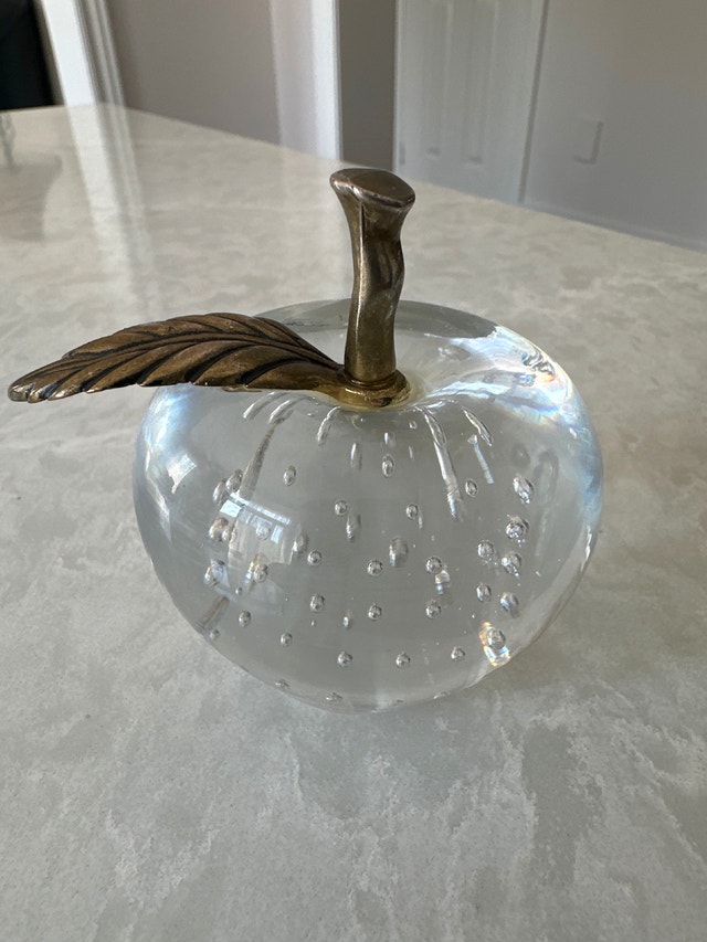 Vintage clear art glass apple paperweight - photo 2