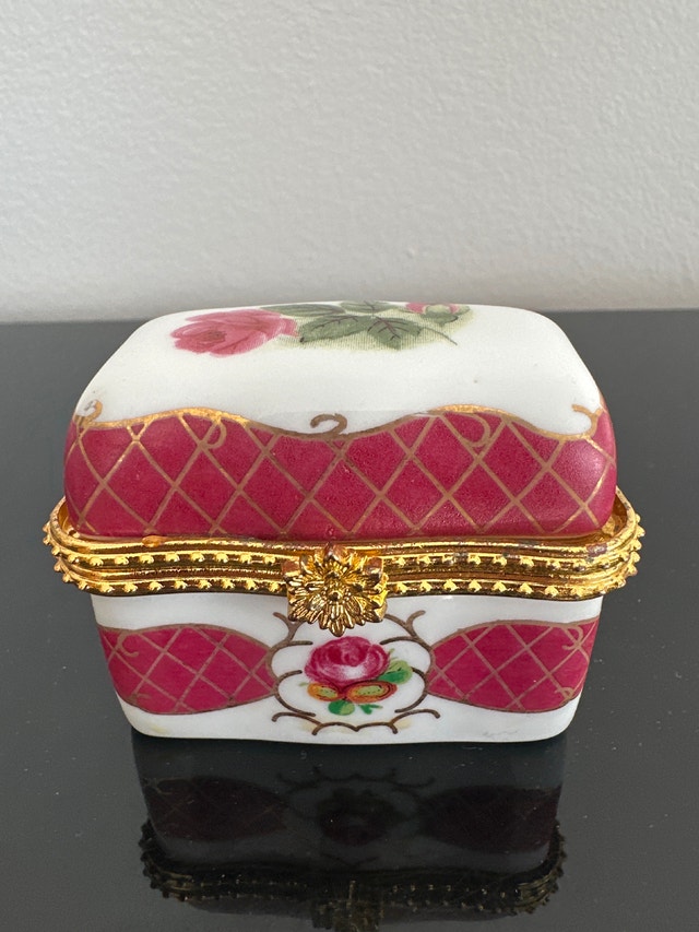 Vintage Porcelain Trinket/Pill Box